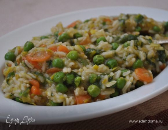 Влить вино. Уменьшить огонь и помешивая варить, пока не впитается. Затем вливать понемногу овощной бульон, пока масса не станет кремообразной, а рис мягким. Это займет примерно 20 минут.
Вмешать аккуратно отваренные овощи, посолить, приправить черным молотым перцем и готовить еще несколько минут, пока овощи не прогреются.