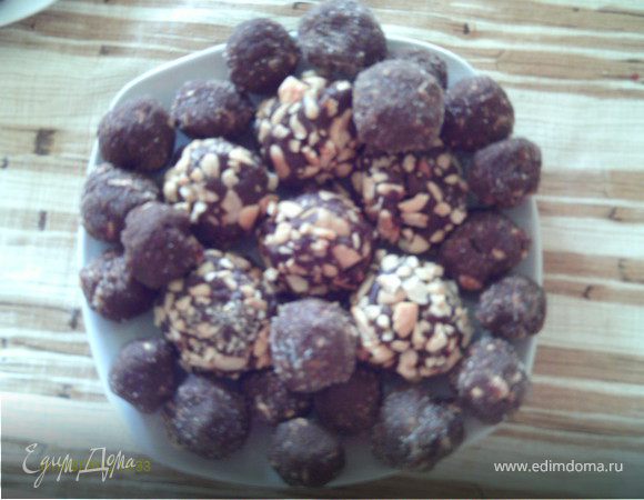 Растопить на водяной бане шоколад и масло, добавить сахар, ваниль, мускатный орех, соль.Пока топиться шоколад, обжарить муку до золотистого цвета, остудить и смешать с шоколадом. Получиться ароматная помадка сладко-горьковатого вкуса, если для деток делать, нужно брать шоколад меньшего содержания какао. Финики залить кипятком, после порезать на кусочки, орехи - потолочь.
Формировать шарики - внутрь финики и обкатывать в толченых орехах. Оставить в холоде 30 мин. Приятного аппетита! 