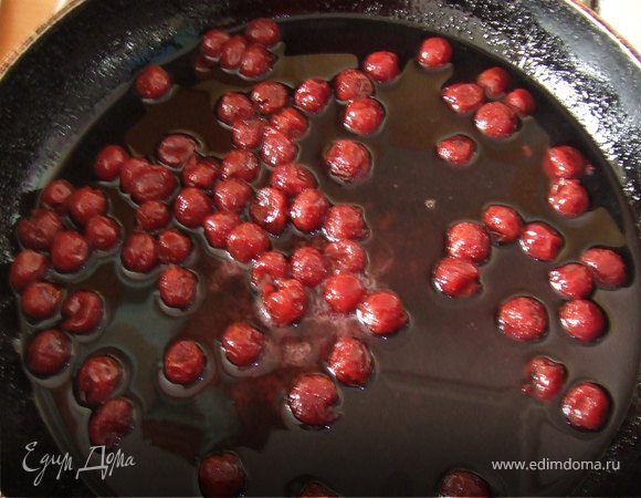 Сначала приготовить вишню. Вишню разморозить, выложить на сковороду вместе с соком, добавить сахар и варить (жарить) минут 20, чтобы сморщилась. Если в своем соку - сока брать немного. Вишню отцедить и охладить