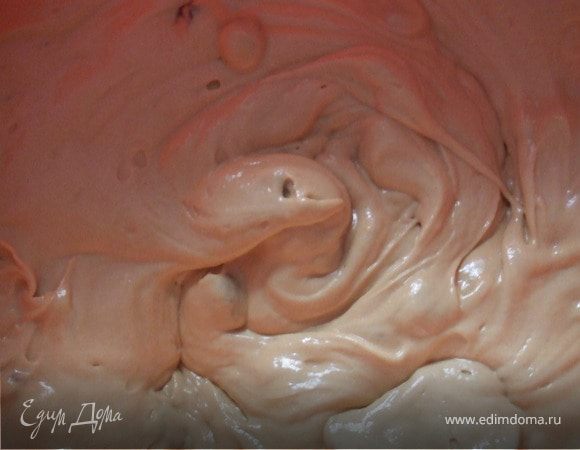 Масло взбитьс сахаром, влить кофе (1 ч.л. кофе+1 ст.л.кипятка), взбить. Добавить по одному яйца взбивая. Добавить муку с разрыхлителем, смешать.
Вишню достать из сиропа, положить в тесто и быстро, стараясь не размять ягоды, размешать ложкой. Выложить в смазанную форму, выпекать в разогретой духовке при 200-220 град. до готовности. 
