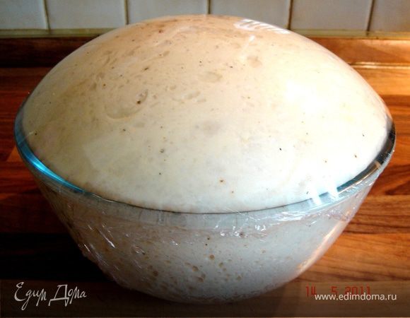 Дрожжи с 1 ч.л.сахара развести в небольшом количестве тёплого молока и поставить на 5-10 минут в тёплое место.Сухие ингредиенты смешать,растереть со сливочным маслом,добавить половину взболтанного яйца(вторую половину оставить для смазывания плюшек),молоко и дрожжи.Замесить тесто.Тесто получается приятным и не липнет к рукам.Убрать в тёплое место на 1 час.