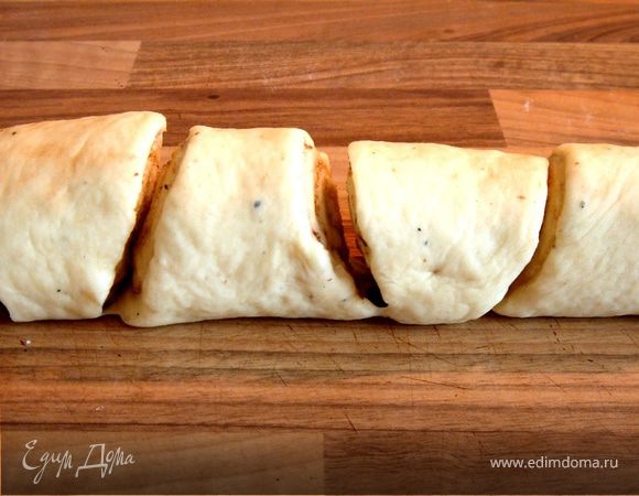 Скатать в рулет и разрезать на небольшие булочки по диагонали(см.фото).