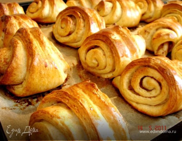 Выложить на противень широкой стороной вниз.Каждую булочку придавить пальцем по середине и дать подойти в течении 20 мин.Затем смазать оставшимся яйцом и выпекать при t 220*C до готовности(ок.20-25 мин).В газовую духовку я ставлю воду на поддон.Плюшки можно замораживать впрок.Приятного аппетита!