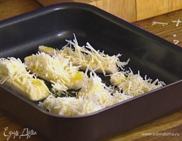 Булочку, срезав корку, нарезать толстыми брусками, выложить на противень, сбрызнуть оливковым маслом, присыпать сыром и отправить в разогретую духовку. 