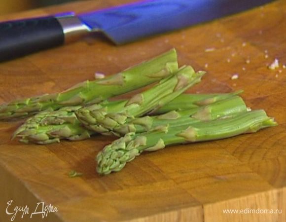 У спаржи срезать грубые черенки. Оставшиеся нежные стебли спаржи опустить на 2–3 минуты в кастрюлю с кипящей водой. 