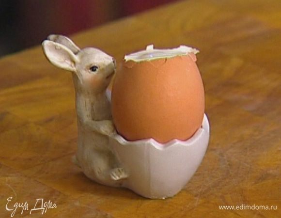 Яйца опустить в кипящую подсоленную воду и варить 3–4 минуты, чтобы они получились всмятку.