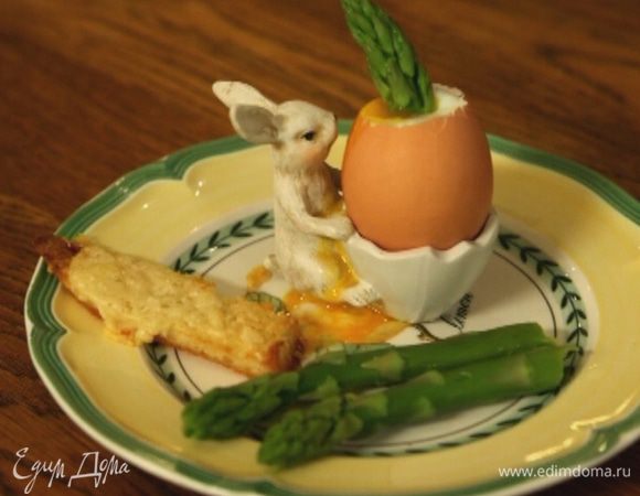 Подавать яйца со спаржей и сухариками, которые можно макать в яйцо.
