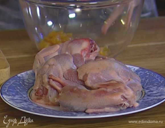 Тушки перепелок выложить в маринад, обмазать их со всех сторон и оставить мариноваться минимум на час.