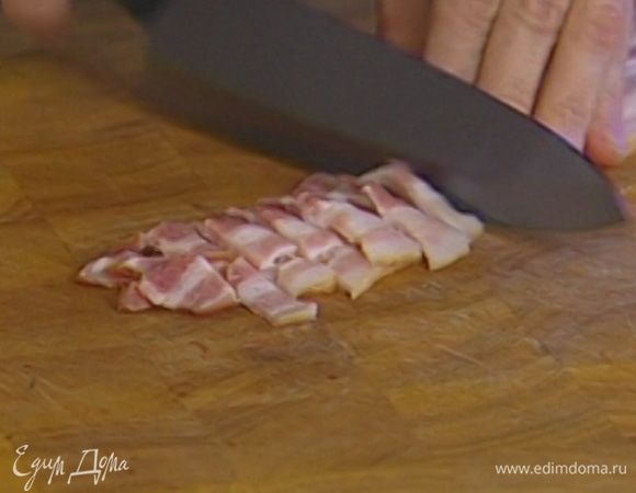 Нарезать 50 г бекона небольшими кусочками.