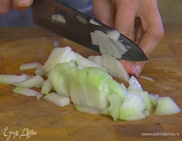 Лук почистить и мелко нарезать.