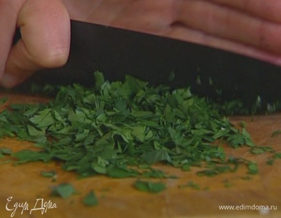 Петрушку мелко порубить.