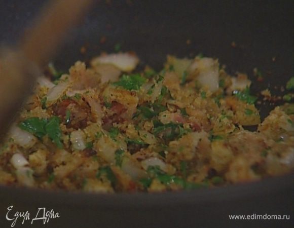 Приготовить фарш: разогреть тяжелую сковороду и слегка прогреть кусочки бекона, всыпать измельченный лук и обжарить до золотистого цвета, затем, каждый раз перемешивая, добавить чеснок, панировочные сухари, оливковое масло и петрушку, посолить, поперчить, еще раз перемешать и выключить огонь.