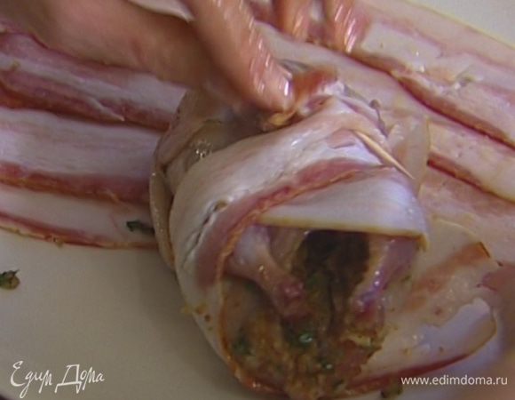 Тушки перепелок начинить получившимся сухарным фаршем, обернуть каждую полосками бекона, скрепить зубочистками и поместить в рукав для запекания. Полить перепелок оставшимся маринадом, плотно закрыть рукав, уложить его в глубокий противень и отправить в разогретую духовку на 25‒30 минут.