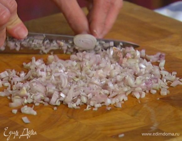 Лук почистить и порубить кусочками не крупнее рисового зерна.