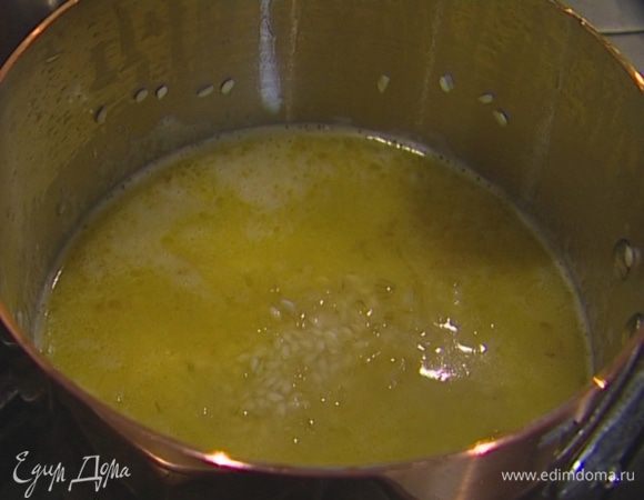 По одному половнику добавлять бульон, время от времени помешивая ризотто. Следить за консистенцией: рис не должен плавать в жидкости, но не должен и превращаться в плотный ком. 