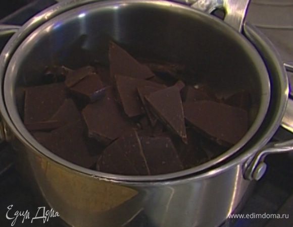 Поместить в небольшую кастрюлю 170 г сливочного масла, сахар и 300 г поломанного на кусочки шоколада и растопить все на водяной бане.