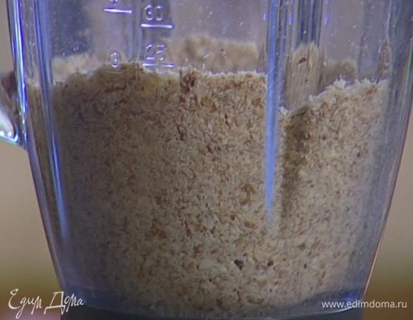 Миндаль и грецкие орехи измельчить в блендере в мелкую крошку.
