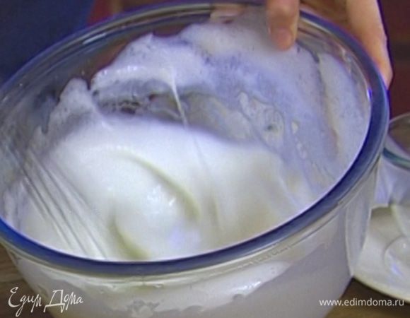 Белки со щепоткой соли взбить венчиком в упругую пену.