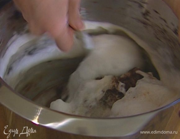 Желтки взбить миксером. Не прекращая взбивать, ввести шоколадно-сливочную массу и всыпать измельченные орехи. Затем частями вмешать взбитые белки.