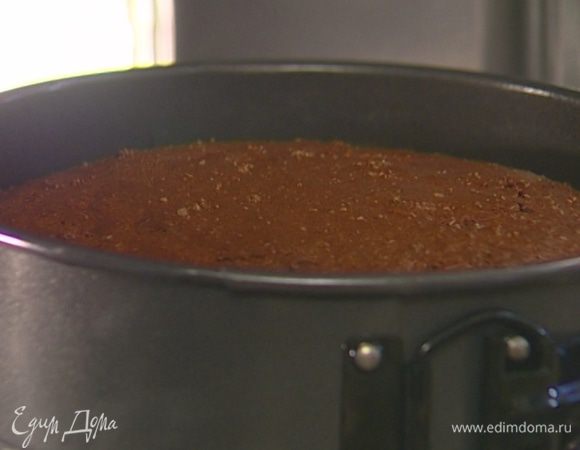 Форму для выпечки смазать оставшимся сливочным маслом, выложить тесто и отправить в разогретую духовку на 25−30 минут. Если корж не пропечется, прикрыть его бумагой для выпечки и вернуть в духовку еще на 5−7 минут.