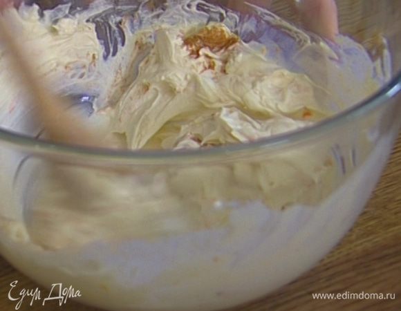 Приготовить крем: соединить цедру с 2 ст. ложками апельсинового сока, добавить маскарпоне, корицу, сахарную пудру, влить коньяк и все перемешать.