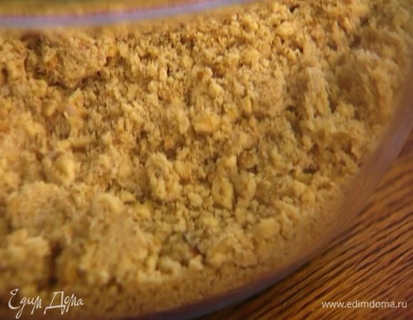 Грецкие орехи измельчить в блендере и смешать с хлебом.