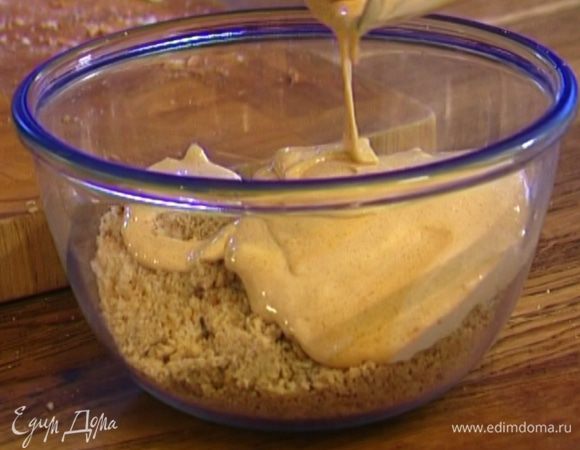 Желтки и 50 г сахара взбить, добавить в хлебно-ореховую массу и вымешать.