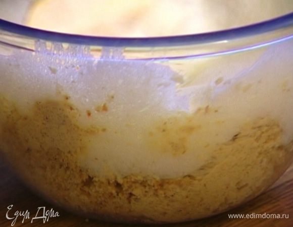 Белки слегка посолить, взбить в крепкую пену и соединить с хлебным тестом. 