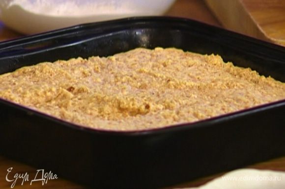 Противень смазать сливочным маслом, выложить в него тесто и разровнять. Выпекать пирог в разогретой духовке 25–30 минут.