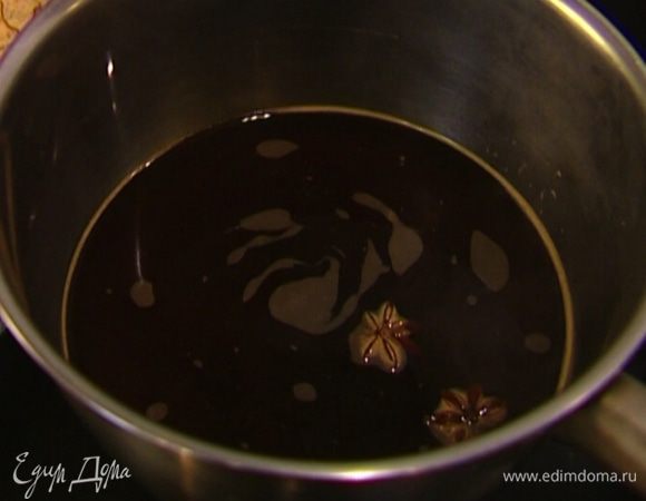 Приготовить кофейный сироп: в небольшую кастрюлю всыпать оставшийся сахар, добавить бадьян, влить кофе и перемешать. Поставить на огонь и прогревать до полного растворения сахара. 