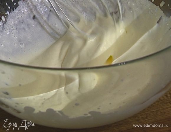 Сливки взбить венчиком в крепкую пену.