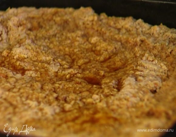 Полить готовый пирог кофейным сиропом и подавать со взбитыми сливками.