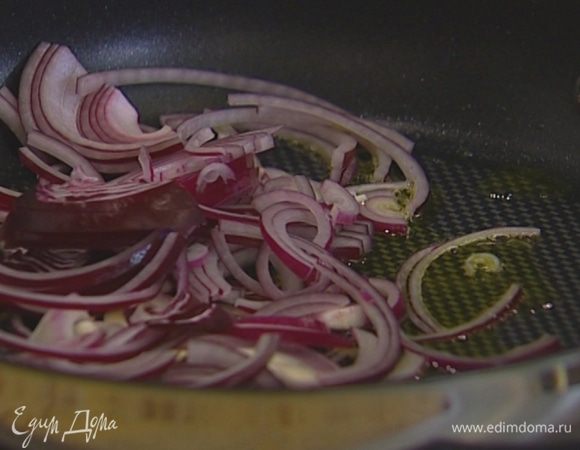 Разогреть в сковороде 1 ст. ложку оливкового масла и слегка обжарить лук.