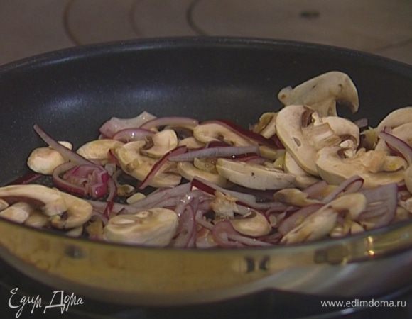 Грибы нарезать тонкими пластинками и выложить в сковороду с луком, добавить прованские травы, посолить, поперчить, перемешать и обжарить до готовности.