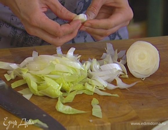 Цикорий нарезать, выложить в глубокую тарелку, сверху поместить листья салата.