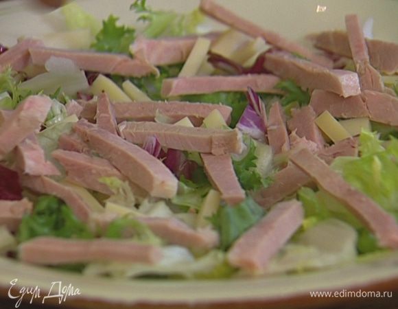 Буженину нарезать кусочками и выложить на салат.