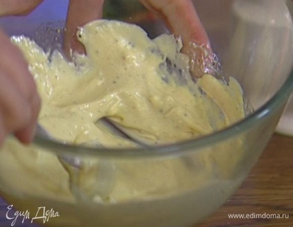 Приготовить заправку: соединить горчицу, сливки, оставшееся оливковое масло и уксус, посолить, поперчить и перемешать.