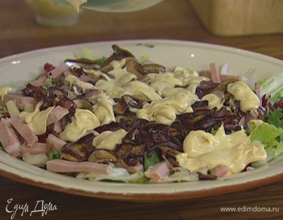 Обжаренные грибы с луком выложить на салат и полить заправкой.