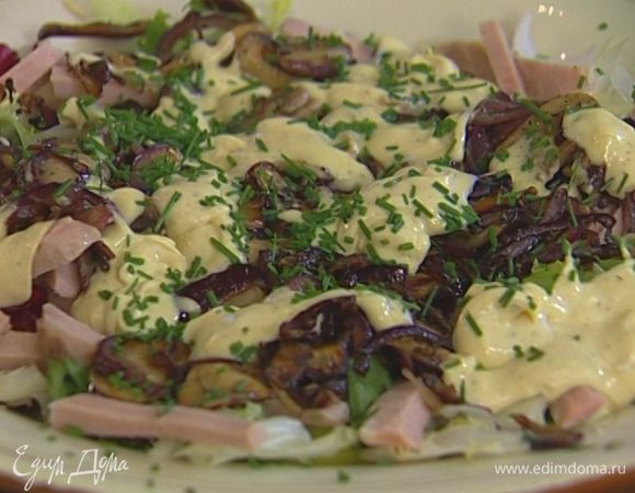 Шнитт-лук мелко порубить и посыпать салат.