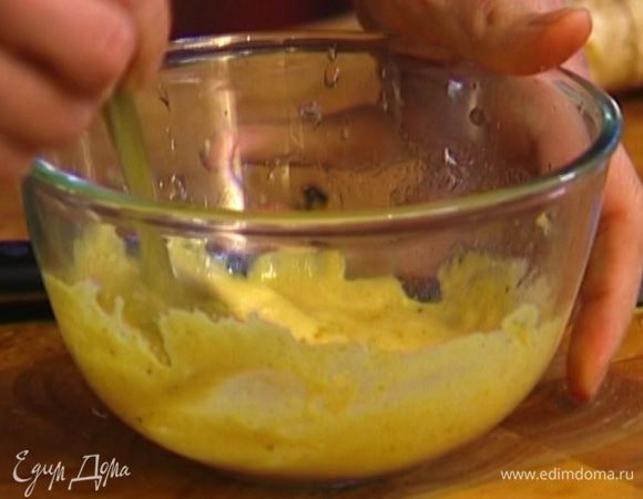 Приготовить заправку: смешать оливковое масло, йогурт, карри, сок лайма, посолить и поперчить.