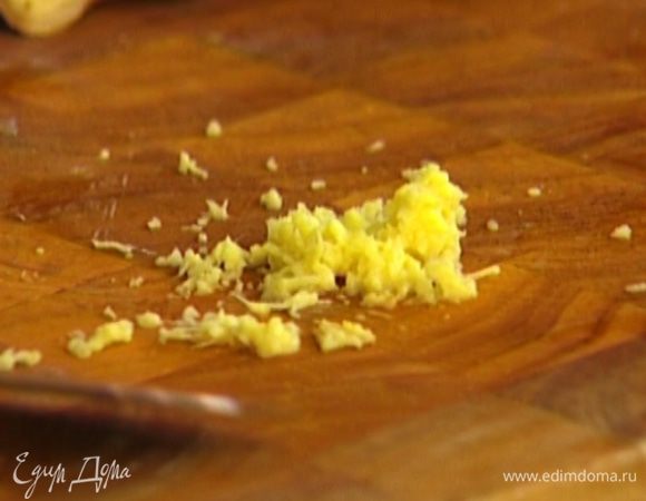 Имбирь почистить, натереть на мелкой терке, добавить его в заправку и перемешать.
