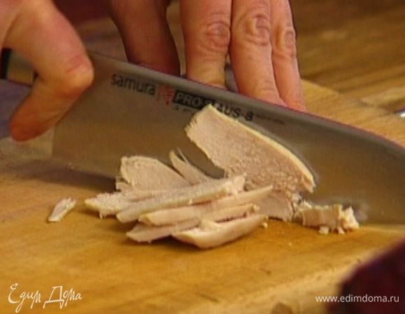 Грудку цыпленка нарезать небольшими брусками, полить половиной заправки и перемешать.