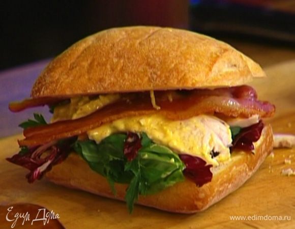 Радиккио порезать, соединить с листьями петрушки и базилика, уложить на один кусок хлеба, сверху выложить курицу с заправкой и бекон, накрыть вторым куском хлеба.