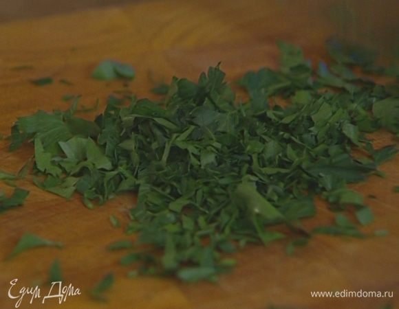 Петрушку мелко порубить.