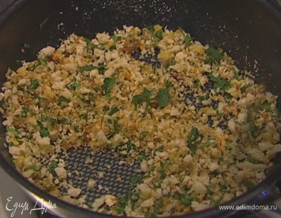 Булку измельчить в блендере в крошку, выложить к анчоусам с чесноком, добавить петрушку.