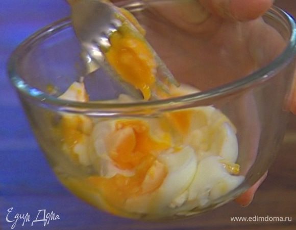 Яйца почистить, размять вилкой, сбрызнуть оливковым маслом, посолить, поперчить и перемешать.