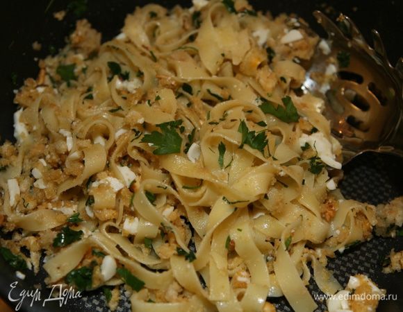 В сковороду с макаронами влить немного воды, в которой они варились, немного оливкового масла, выложить размятые яйца и перемешать. Подавать сразу.