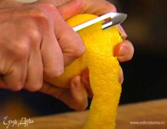 Цедру лимона натереть на мелкой терке, отжать из него сок.