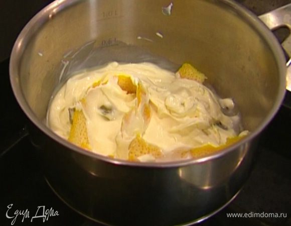 Сметану выложить в небольшую кастрюлю, добавить 2–3 лавровых листа, цедру лимона, поставить на огонь и прогреть, но не кипятить. 