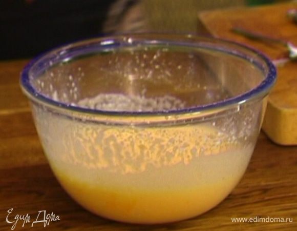 Оставшиеся яйца и желток смешать с сахарной пудрой и взбивать миксером до получения пышной массы. 